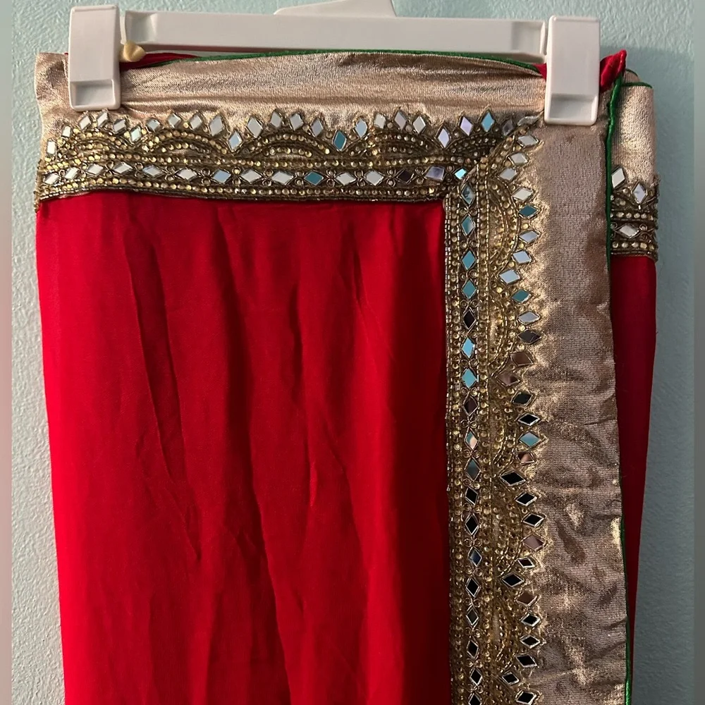 Elegant Red and Gold Women's Saree - Picture 2 of 4